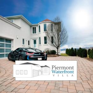 un'auto parcheggiata di fronte a una casa bianca di Piermont Waterfront Villa! a Piermont