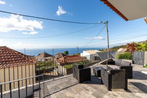 una vista desde el balcón de una casa en Casa Barros Serra en Calheta