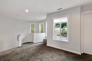 una sala de estar vacía con paredes y ventanas blancas en Piermont Waterfront Villa!, en Piermont