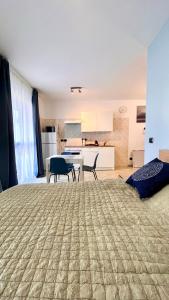 Llit o llits en una habitació de New Apartment with Terrace