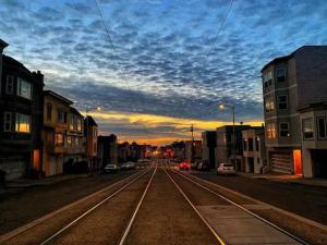 eine leere Stadtstraße mit wolkigem Himmel bei Sonnenuntergang in der Unterkunft Sunset Edwardian Bed and Breakfast at Golden Gate Park in San Francisco