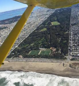 una vista aérea de una ciudad desde un avión en Sunset Edwardian Bed and Breakfast at Golden Gate Park en San Francisco