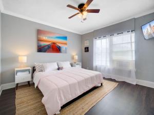 a bedroom with a bed and a ceiling fan at Modern Westshore in Tampa