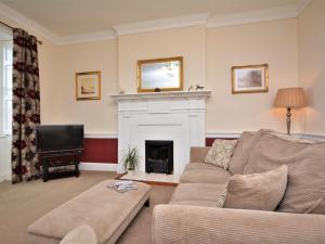 sala de estar con sofá y chimenea en 2 Bed in St Austell TVISS, en Pentewan