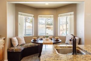 תמונה מהגלריה של The Palm Joshua Tree Spacious 5 BR with Pool Views ביוקה ואלי