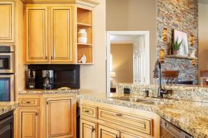תמונה מהגלריה של The Palm Joshua Tree Spacious 5 BR with Pool Views ביוקה ואלי