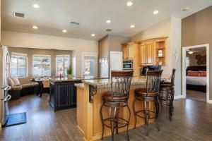 תמונה מהגלריה של The Palm Joshua Tree Spacious 5 BR with Pool Views ביוקה ואלי