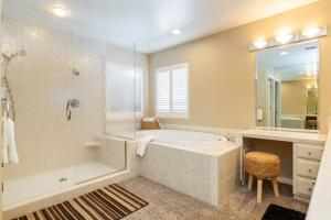 תמונה מהגלריה של The Palm Joshua Tree Spacious 5 BR with Pool Views ביוקה ואלי