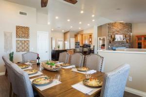 תמונה מהגלריה של The Palm Joshua Tree Spacious 5 BR with Pool Views ביוקה ואלי