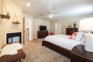 תמונה מהגלריה של The Palm Joshua Tree Spacious 5 BR with Pool Views ביוקה ואלי