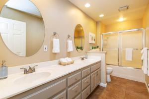 תמונה מהגלריה של The Palm Joshua Tree Spacious 5 BR with Pool Views ביוקה ואלי
