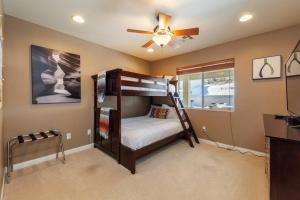 תמונה מהגלריה של The Palm Joshua Tree Spacious 5 BR with Pool Views ביוקה ואלי
