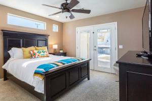 תמונה מהגלריה של The Palm Joshua Tree Spacious 5 BR with Pool Views ביוקה ואלי