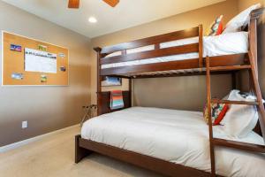 תמונה מהגלריה של The Palm Joshua Tree Spacious 5 BR with Pool Views ביוקה ואלי