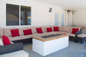 תמונה מהגלריה של The Palm Joshua Tree Spacious 5 BR with Pool Views ביוקה ואלי