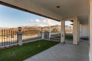 תמונה מהגלריה של The Palm Joshua Tree Spacious 5 BR with Pool Views ביוקה ואלי