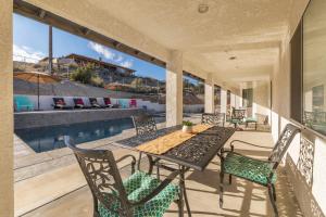 תמונה מהגלריה של The Palm Joshua Tree Spacious 5 BR with Pool Views ביוקה ואלי