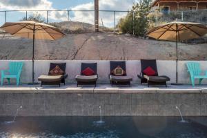 תמונה מהגלריה של The Palm Joshua Tree Spacious 5 BR with Pool Views ביוקה ואלי