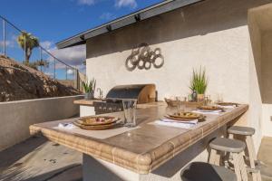 תמונה מהגלריה של The Palm Joshua Tree Spacious 5 BR with Pool Views ביוקה ואלי