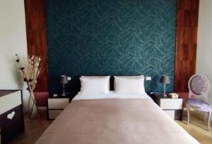 Una cama o camas en una habitación de La Dama dei Fiori