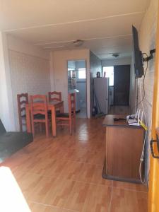 a living room with a kitchen and a table and chairs at arriendo casa para 6 personas in Caldera