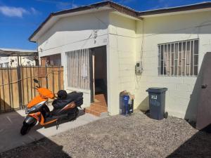 an orange motorcycle parked in front of a house at arriendo casa para 6 personas in Caldera