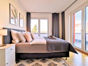 une chambre avec un lit avec un ours en peluche dessus dans l'établissement Fynbos City Penthouse, Dachterrasse, Design-Küche, Parkplatz, à Straubing