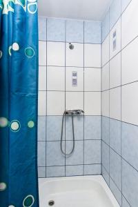 a bathroom with a shower with a bath tub at Dom Wypoczynkowy GALICA in Poronin