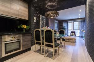 una sala de estar con una mesa y un sofá en Santa Maria Luxury 2 Rooms 2 Baños, en Cádiz