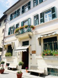 budynek z kwiatami na balkonach i ławką w obiekcie Monte Marsicano Hotel w mieście Pescasseroli