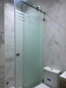 La salle de bains est pourvue d'une douche, de toilettes et d'un lavabo. dans l'établissement Résidence BAYTI, à El Jadida