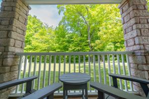 Un balcon sau o terasă la Horseshoe Valley Suites - The Evergreen