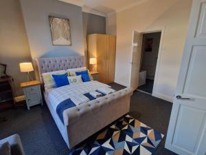 A bed or beds in a room at Primos Castle - 1 Bedroom in North Shields