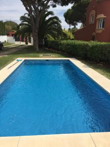 ein Swimmingpool mit blauem Wasser in einem Hof in der Unterkunft Holiday Villa in Calahonda, near Marbella in Sitio de Calahonda