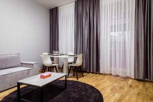 Ein Sitzbereich in der Unterkunft Lé David City Apartments 1020