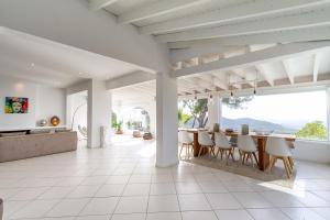 an open kitchen and dining room with a table and chairs at Villa Tikal in Can Furnet