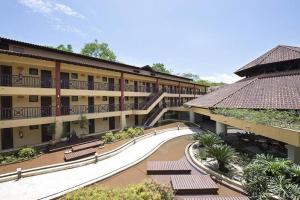 a large building with benches in a courtyard at Flat em Resort com vista para o Mar! in Angra dos Reis