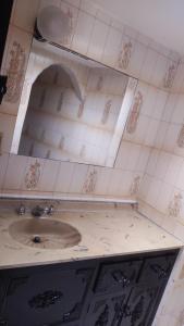 baño con lavabo y pared de azulejos en Casa la camelia en Manizales