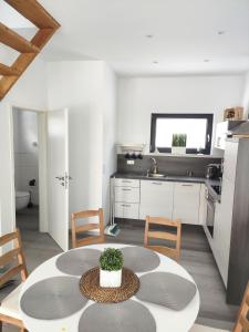 une cuisine et une salle à manger avec une table et des chaises dans l'établissement Ferienhaus Mila 70qm bis 5 Gäste mit Fass-Sauna, Whirlpool April bis Oktober, 75qm Terrasse und eingezäunten Garten Haustiere willkommen, à Sierosław 50 autres photos