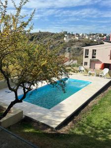 una piscina en un patio junto a una casa en Casaabril en Villa Carlos Paz
