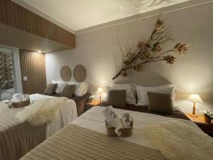 een hotelkamer met 2 bedden met witte lakens bij Vale Zirá in Vassouras