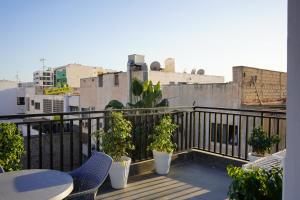- un balcon avec une table et des chaises dans l'établissement Super appartement avenue hassan 2, à Agadir