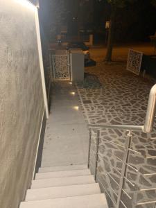 een trap naar een gebouw met een hek bij Guesthouse In town in San Lorenzo