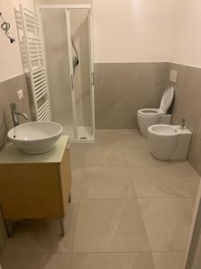 een badkamer met 2 wastafels, een toilet en een douche bij Guesthouse In town in San Lorenzo