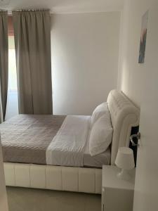 een slaapkamer met een bed met een wit bedframe bij Guesthouse In town in San Lorenzo