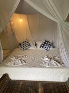 Tempat tidur dalam kamar di Pousada Casa Blanca Club