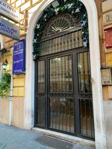 6 AL TOP في روما: باب أسود كبير على مبنى وديكورات عيد الميلاد