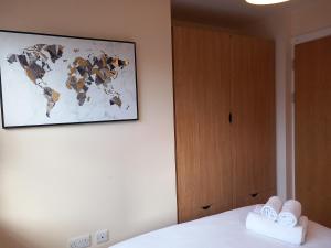 En eller flere senge i et værelse på Modern large 2 Bed whole apartment - Free parking - Ground floor - Central Beeston + 1 billede