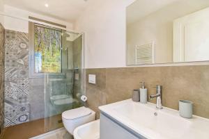 A bathroom at Villa Olympia Pool Sea View Mountains Lake Nature Sleeps 8 Air Conditioning Wi-Fi