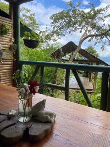 un vaso di fiori seduto su un tavolo di legno di Ecofinca in the mountains Azulita House a Cocorná